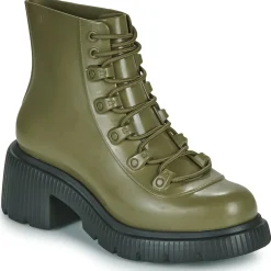 Melissa - COSMO BOOT AD